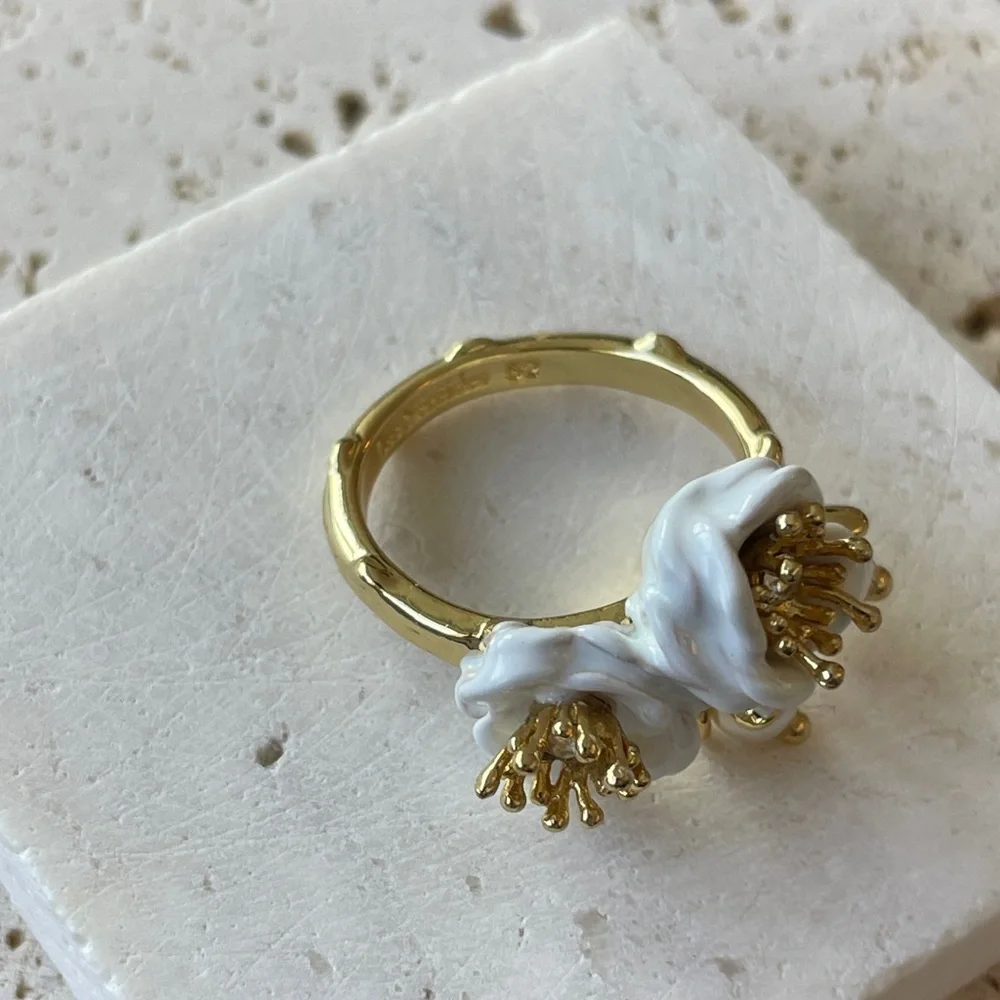 Les NEREIDES Elegant Gold and White Floral Ring